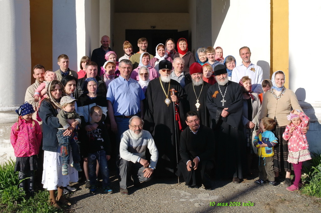Митр. Виктор с настоятелем и прихожанами Смоленской церкви.